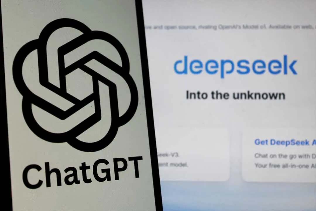 En esta ilustraci&oacute;n fotogr&aacute;fica, el logotipo de Chat GPT AI aparece en un smartphone con el sitio web Deepseek de fondo. / Algi Febri Sugita
