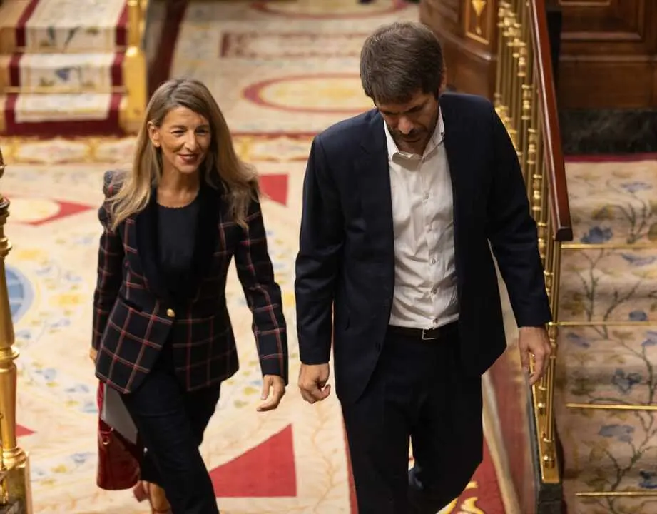 La vicepresidenta segunda y ministra de Trabajo y Econom&iacute;a Social, Yolanda D&iacute;az, y el ministro de Cultura, Ernest Urtasun, durante una sesi&oacute;n de control al Gobierno. / Eduardo Parra
