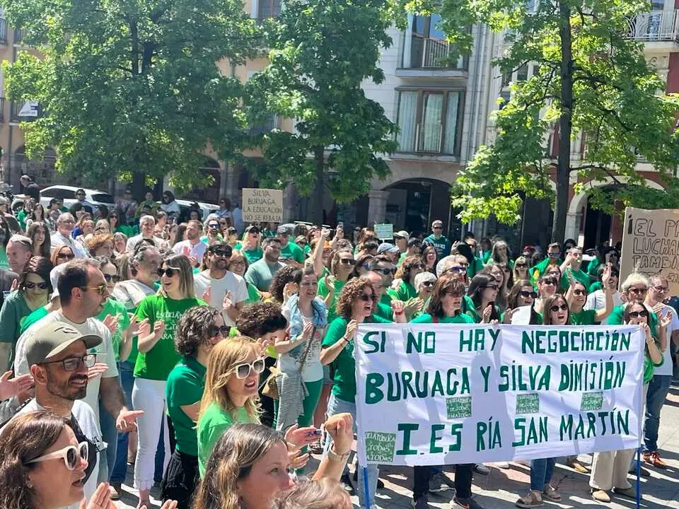 Huelga de docentes en la plaza Mayor de Torrelavega. / STEC