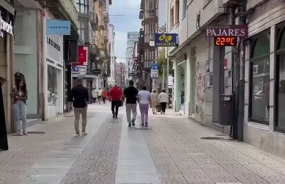Varias personas pasean por una de las calles de la ciudad. / RRSS