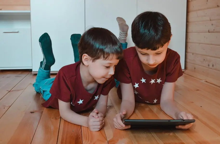 ni&ntilde;os con una tablet, internet