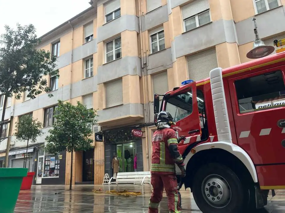 Un bombero durante un servicio en una calle de Torrelavega. / S.D.
