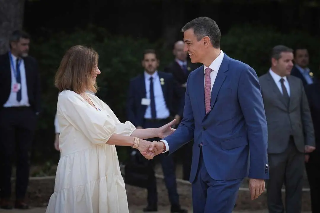 La presidenta del Congreso de los Diputados, Francina Armengol, saluda al presidente del Gobierno, Pedro S&aacute;nchez. / David Zorrakino