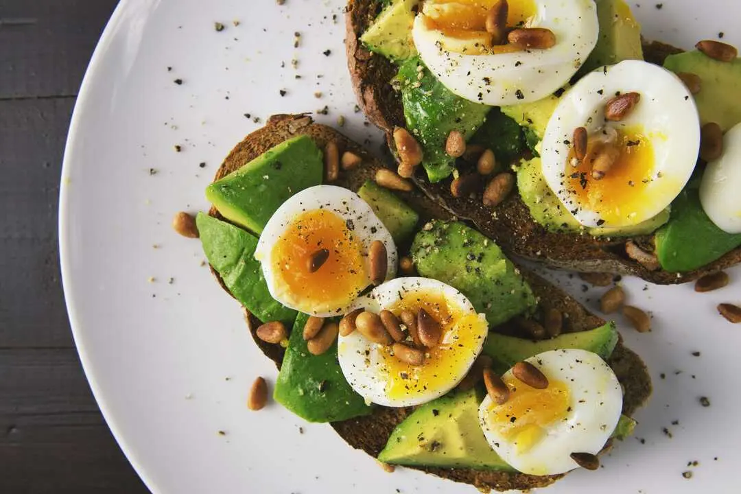Del desayuno a la cena, el aguacate se adapta a cualquier plato y aporta una dosis extra de energ&iacute;a y salud. / A.E