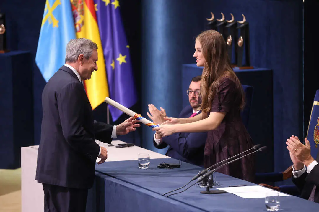 Mario Draghi, Premio Princesa de Asturias de Cooperaci&oacute;n Internacional 2025 y la princesa Leonor durante la ceremonia de los Premios Princesa de Asturias 2025. / EP