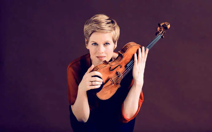 La violinista Isabelle Faust cautiva al p&uacute;blico con sus poderosas interpretaciones. / x
