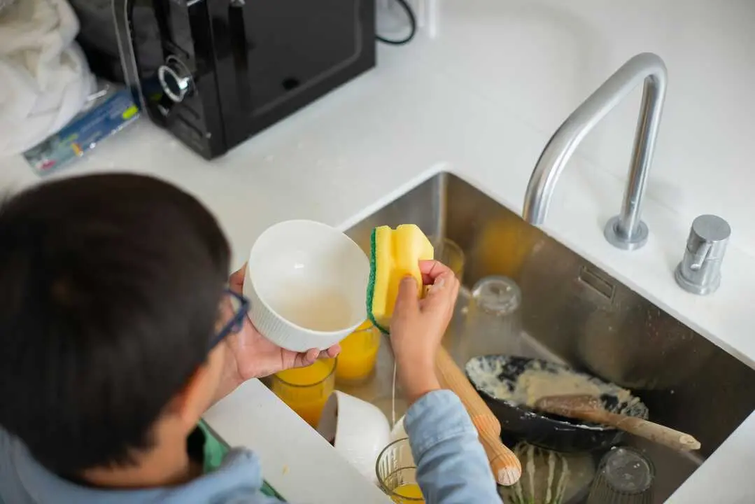 Una rotura en la conducci&oacute;n principal de agua ha dejado sin suministro a varios bloques en Santander. / A.E