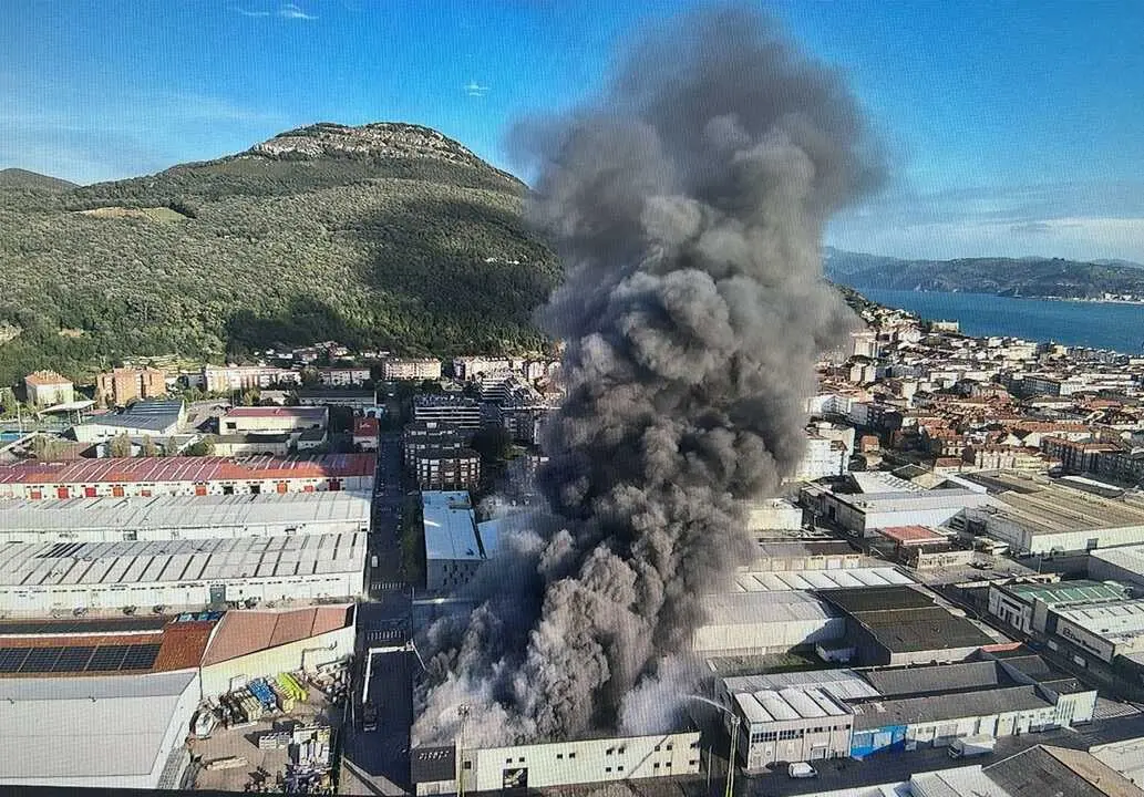 Extinguido el incendio que calcin&oacute; Conservas Crespo en Santo&ntilde;a. / Polic&iacute;a Local de Santo&ntilde;a