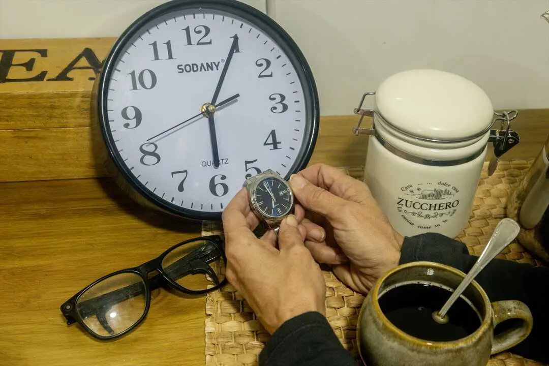 Una persona cambiando la hora en un reloj. / Ricardo Rubio