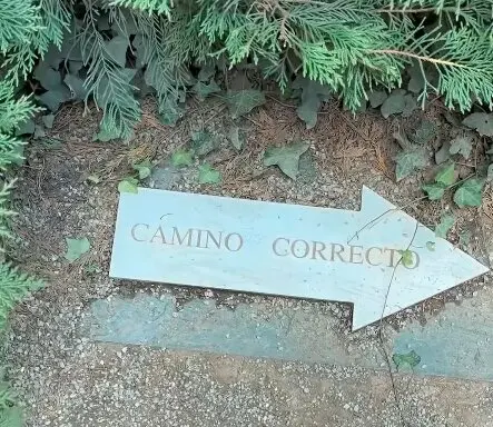 Una de las se&ntilde;ales que hay dentro del laberinto. / RRSS