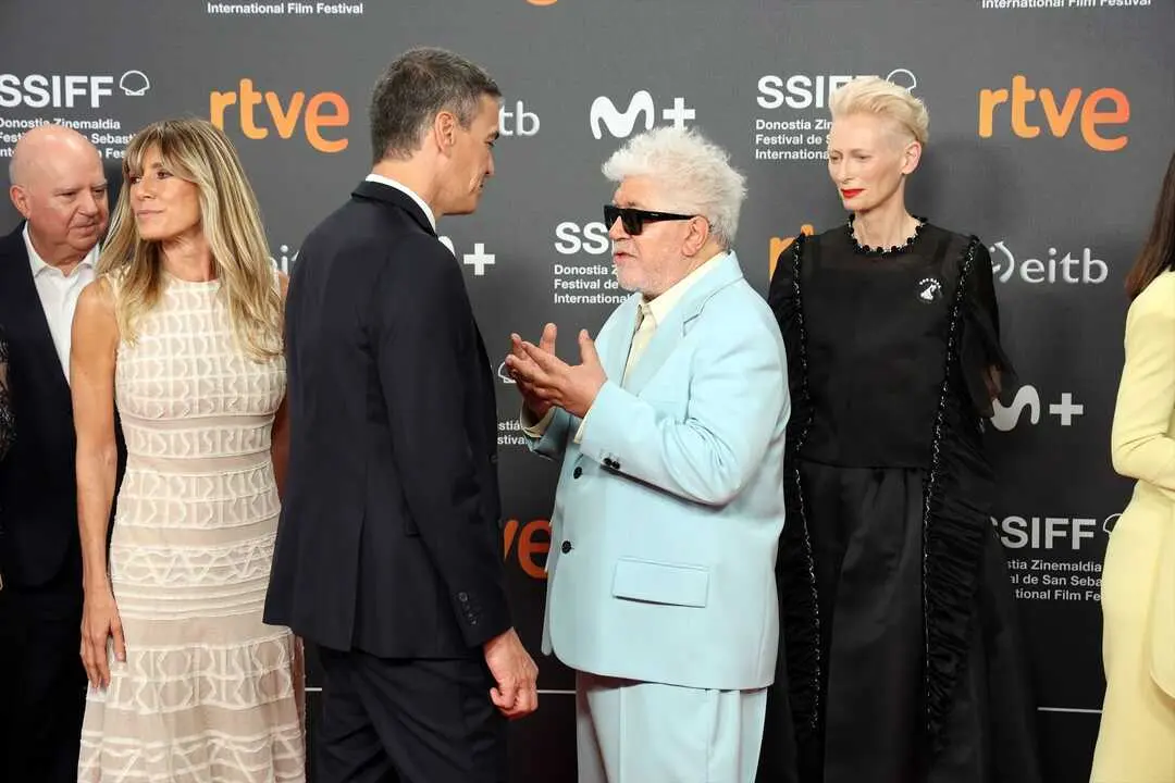 Pedro Almodovar saluda a Pedro S&aacute;nchez en el photocall de la entrega del Premio Donostia. / Ra&uacute;l Mart&iacute;nez