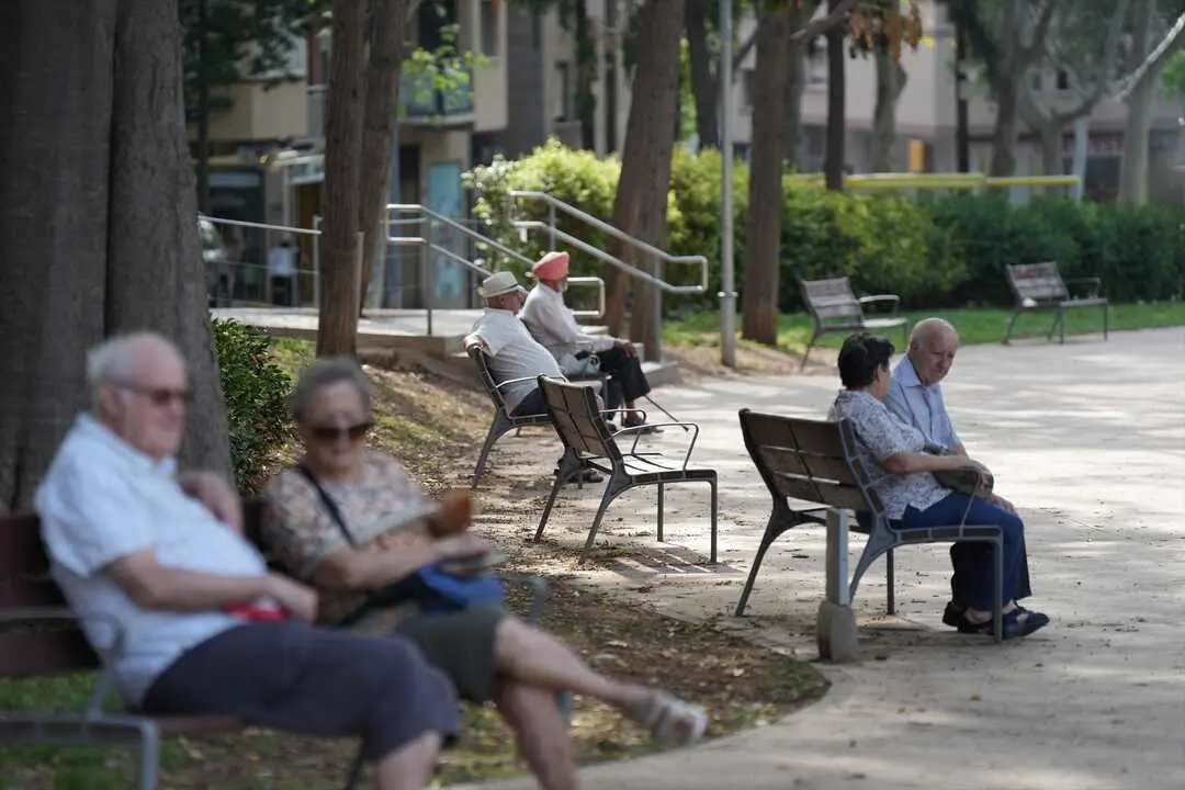Varias personas jubiladas en un parque. / David Zorrakino