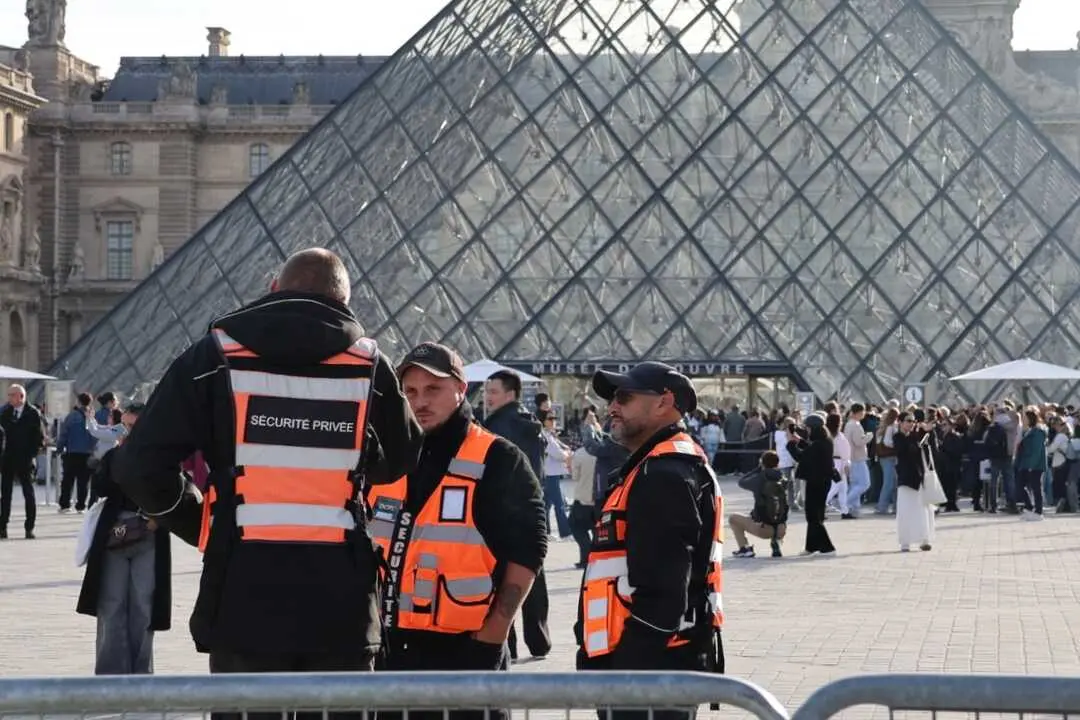 Personal de seguridad patrulla afuera del Museo del Louvre en Par&iacute;s, Francia. / EP