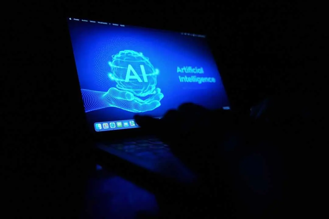 Un ordenador con las siglas AI de Artificial Intelligence. / David Zorrakino