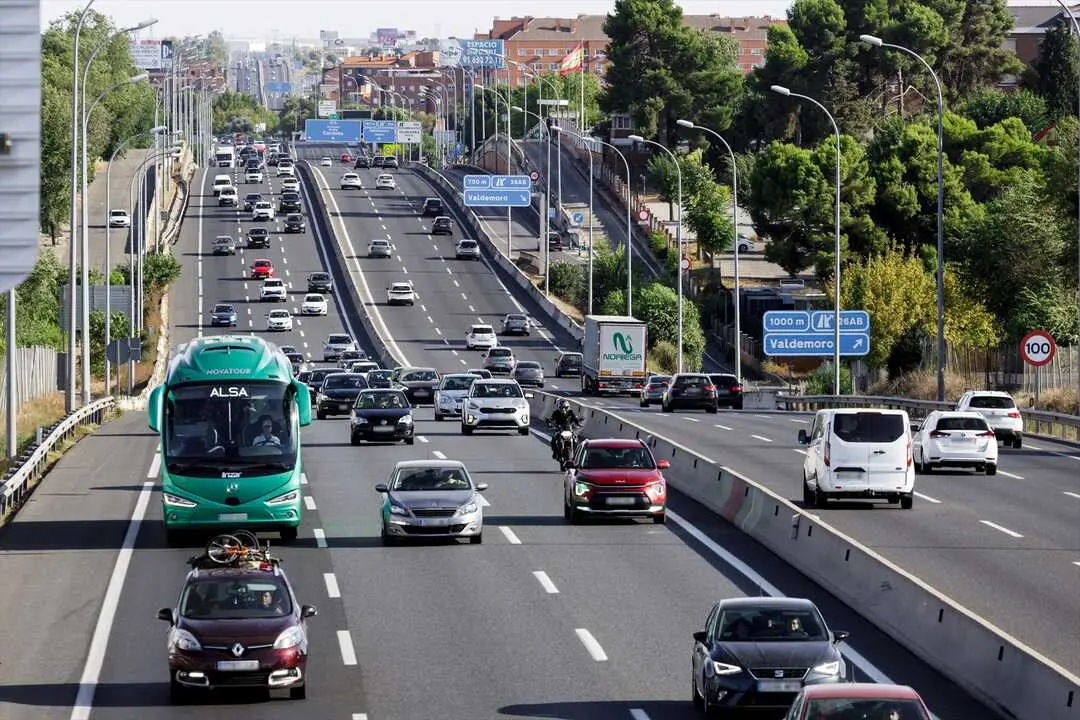 Veh&iacute;culos en la carretera A-4 durante la operaci&oacute;n retorno del verano. / Carlos Luj&aacute;n
