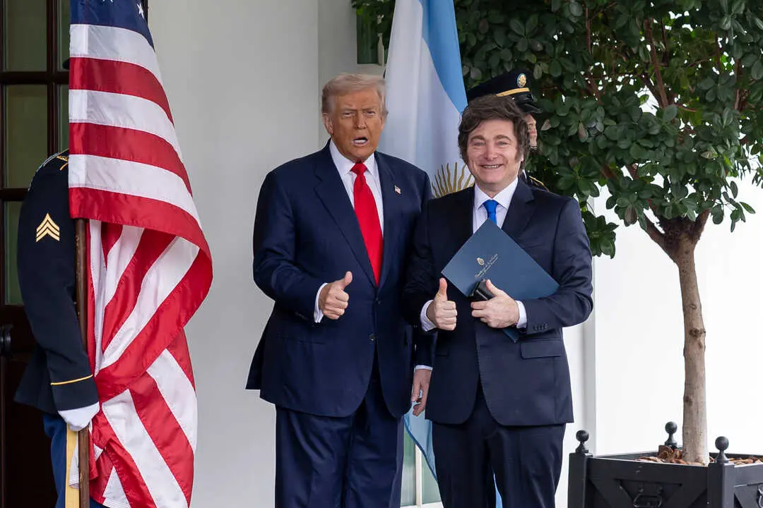 El presidente estadounidense Donald Trump (izq.) saluda al presidente argentino Javier Milei a su llegada al Ala Oeste de la Casa Blanca para un almuerzo de trabajo. / Mehmet Eser