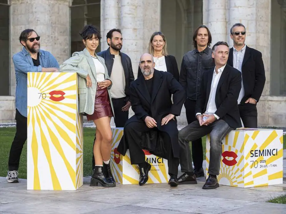 El director Rafael Cobos (3d), los actores Luis Tosar (c), Jes&uacute;s Carroza (3i) y Teresa Garz&oacute;n (2i), el guionista Fernando Navarro (1i) y los productores Emma Lustres (5i), Borja Pena (2d), Daniel P&eacute;rez Asti&aacute;rraga (d) de la pel&iacute;cula 'Golpes'. / Claudia Alba