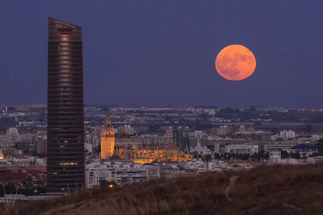 La Superluna del Esturi&oacute;n en Sevilla. EP / Archivo