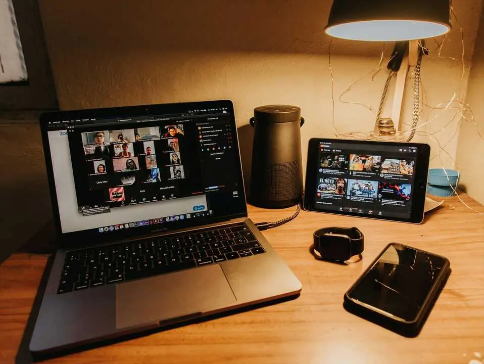Un ordenador port&aacute;til, una tableta, un reloj inteligente y un smartphone en un escritorio. EP