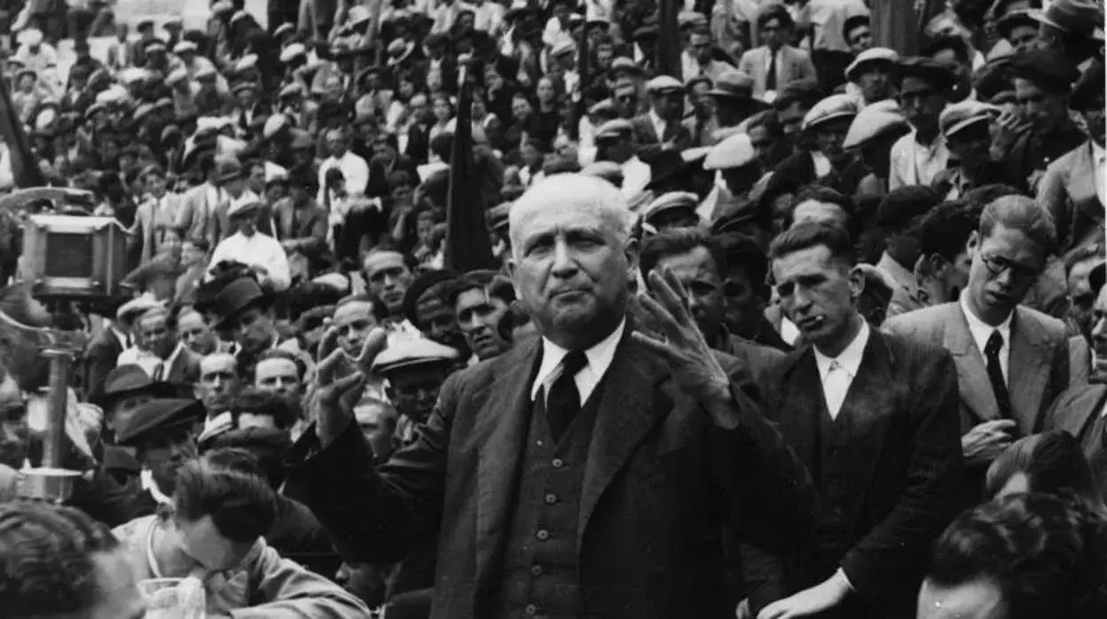 Francisco Largo Caballero durante un mitin en C&aacute;diz en los a&ntilde;os 30, en plena Segunda Rep&uacute;blica. Conocido como el &laquo;Lenin espa&ntilde;ol&raquo;, su figura fue clave en la radicalizaci&oacute;n del socialismo espa&ntilde;ol y en la pol&iacute;tica del Frente Popular, llegando a presidir el Gobierno republicano durante la Guerra Civil. / ABC