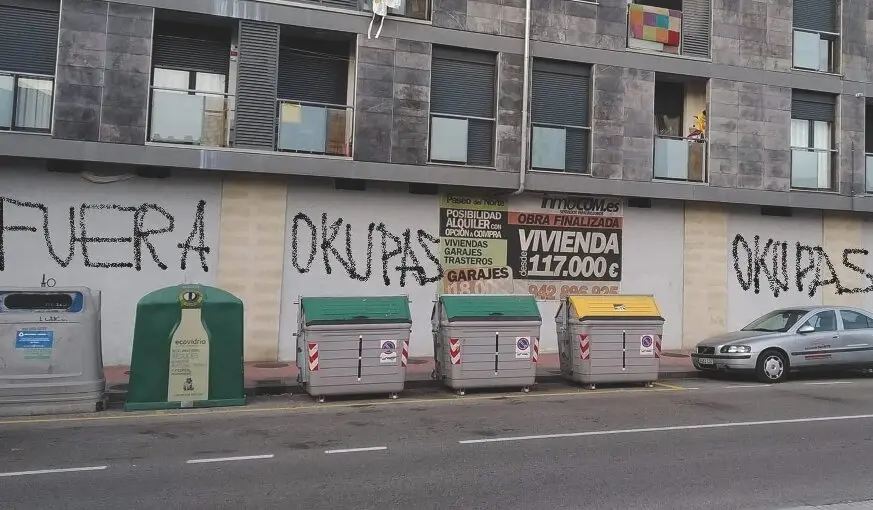 Fachada de un edificio con okupas en Sierrapando, Torrelavega. / Alerta / Archivo
