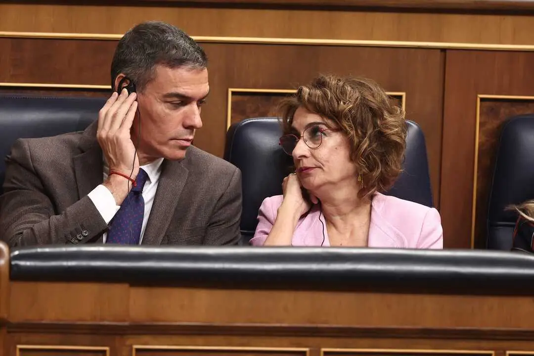 El presidente del Gobierno, Pedro S&aacute;nchez, y la vicepresidenta primera y ministra de Hacienda, Mar&iacute;a Jes&uacute;s Montero, durante una sesi&oacute;n de control al Gobierno. / Eduardo Parra