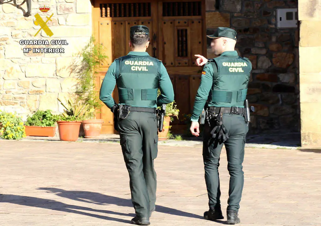Investigada una mujer por usar la tarjeta bancaria de un hombre con dificultades cognitivas. / GUARDIA CIVIL