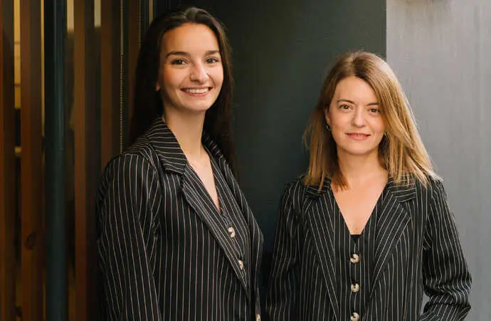 Las pianistas Elena Villaz&oacute;n y Naara Mart&iacute;nez, posan tras un un recital. / x