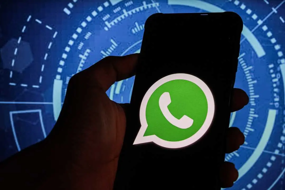 El logo de Whatsapp en la pantalla de un m&oacute;vil. / EP