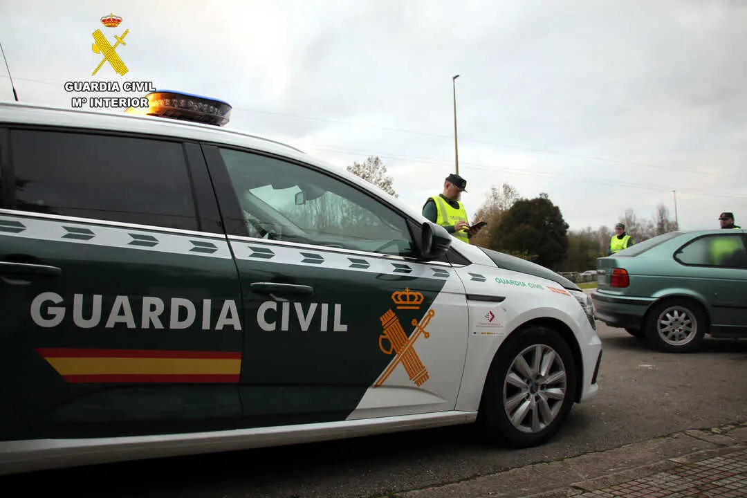 La Guardia Civil detiene a los presuntos autores del robo de tuber&iacute;as de cobre. / G.C