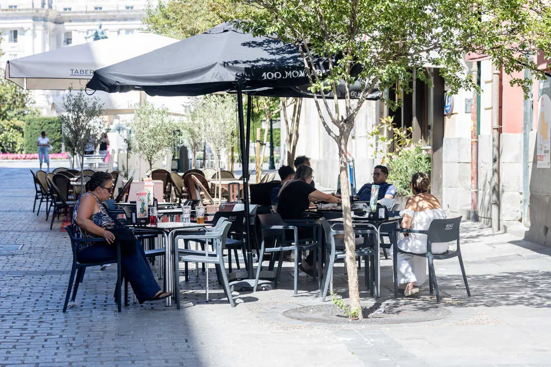 Varias personas en una terraza de un bar. / EP