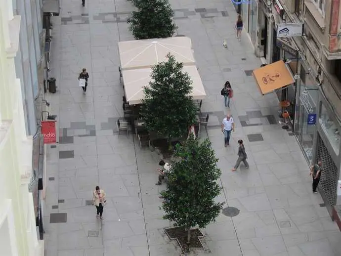 Varias personas caminan por una calle de Cantabria. / EP