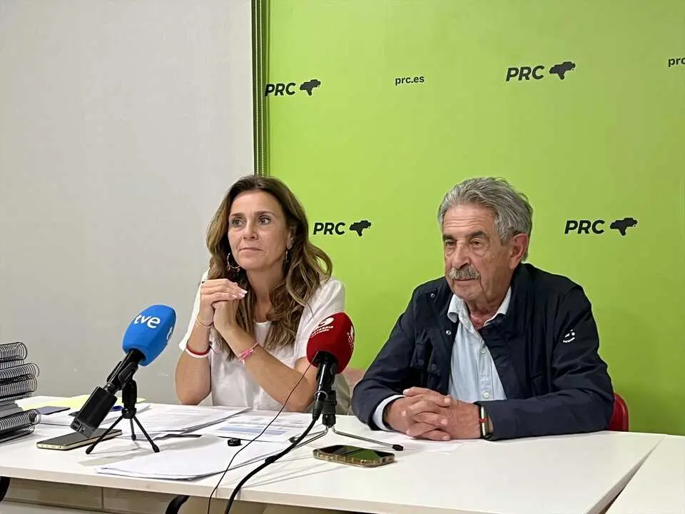 Miguel &Aacute;ngel Revilla y Paula Fern&aacute;ndez, durante su comparecencia de ayer tras el Comit&eacute; Ejecutivo del
PRC en Santander. / Alerta