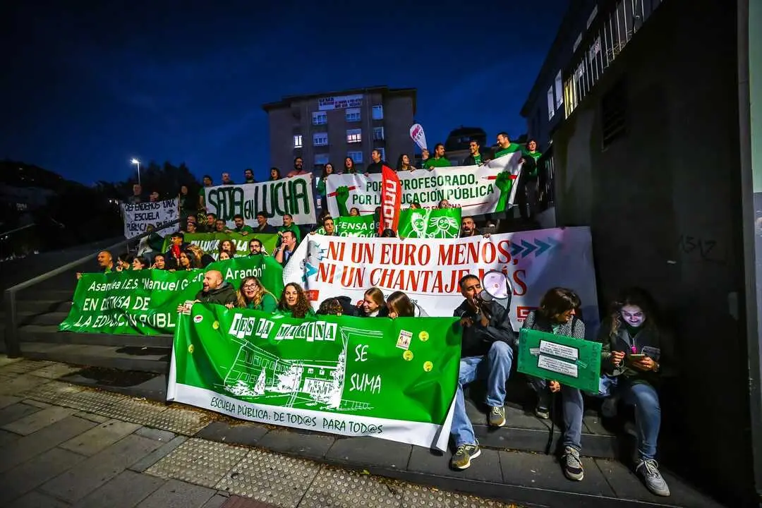 Un grupo de personas con pancartas, durante una manifestaci&oacute;n del profesorado c&aacute;ntabro por la adecuaci&oacute;n salarial. / Nacho Cubero / EP