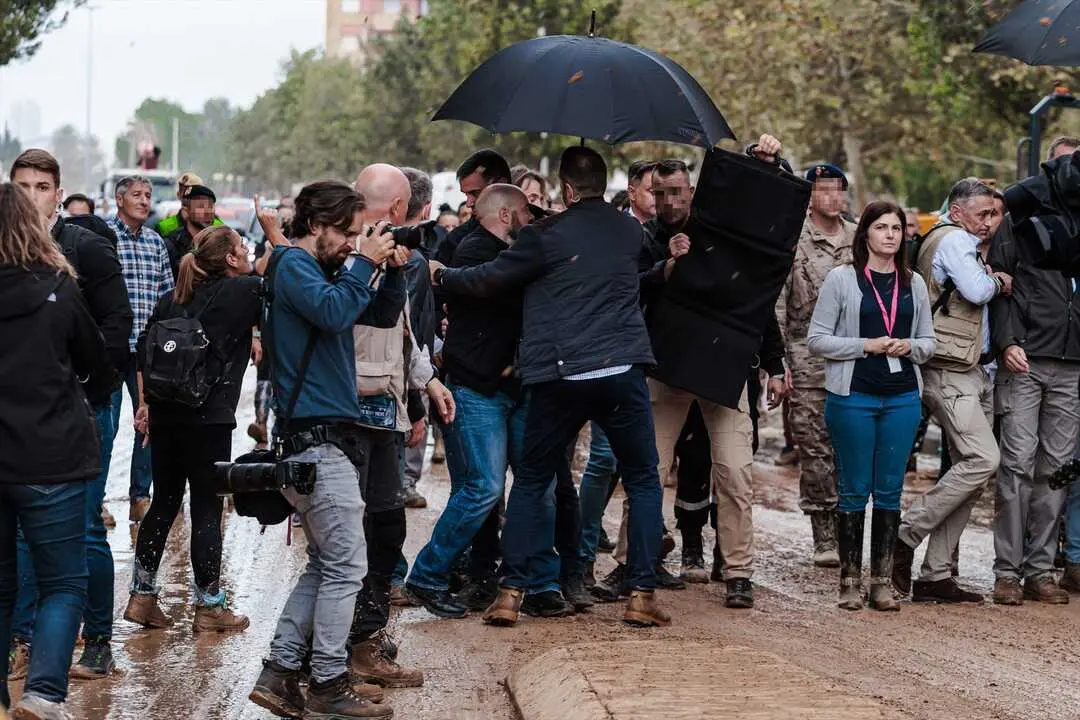El presidente del Gobierno, Pedro S&aacute;nchez, durante su visita a una zona afectada por la DANA. / Carlos Luj&aacute;n