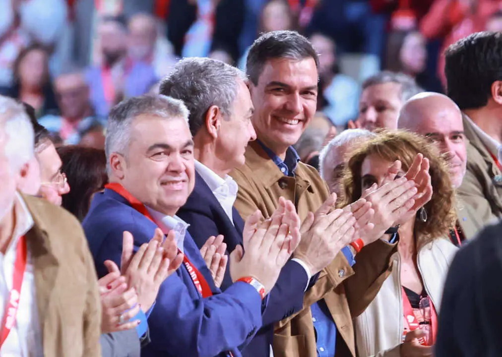 El secretario de Organizaci&oacute;n del PSOE, Santos Cerd&aacute;n (i), el expresidene del gobierno Jos&eacute; Luis Rodr&iacute;guez Zapatero (c) y el presidente del Gobierno y secretario general, Pedro S&aacute;nchez(d). / Roc&iacute;o Ruz