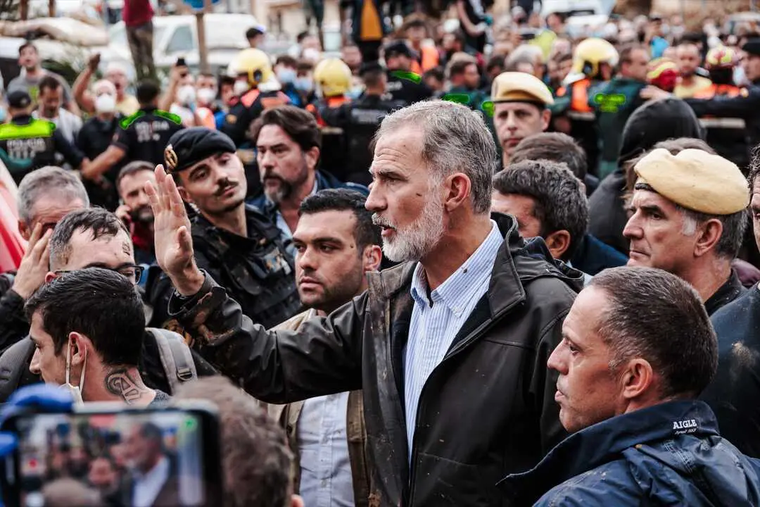 El Rey Felipe VI durante su visita a una zona afectada por la DANA. / Carlos Luj&aacute;n