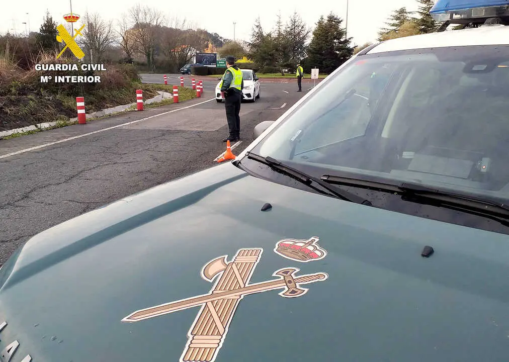 Patrulla de la Guardia Civil realiza actuaciones de vigilancia en v&iacute;as. / GUARDIA CIVIL