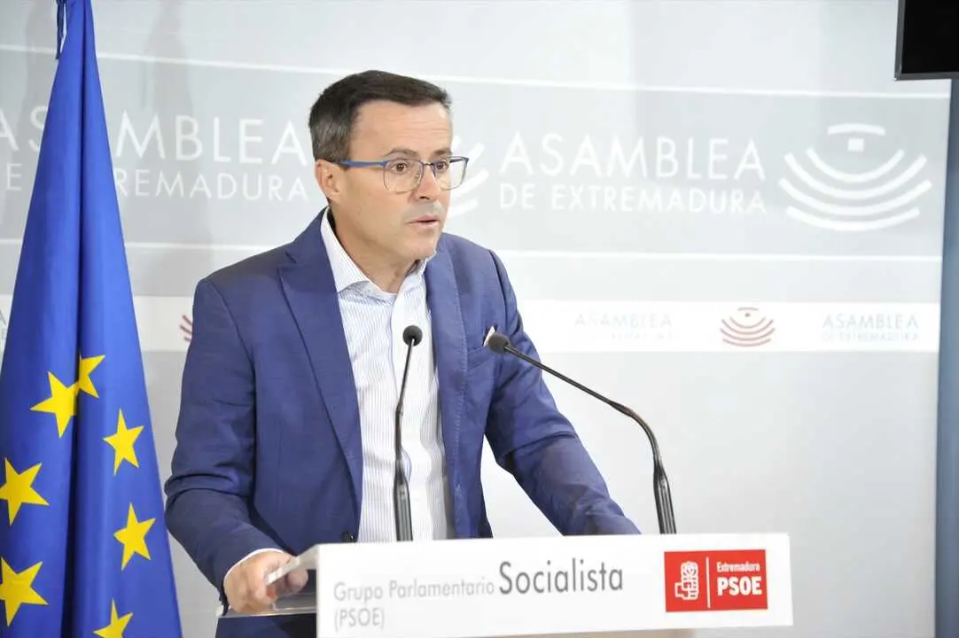 El presidente del Grupo Socialista en la Asamblea de Extremadura, Miguel &Aacute;ngel Gallardo, en rueda de prensa. / EP