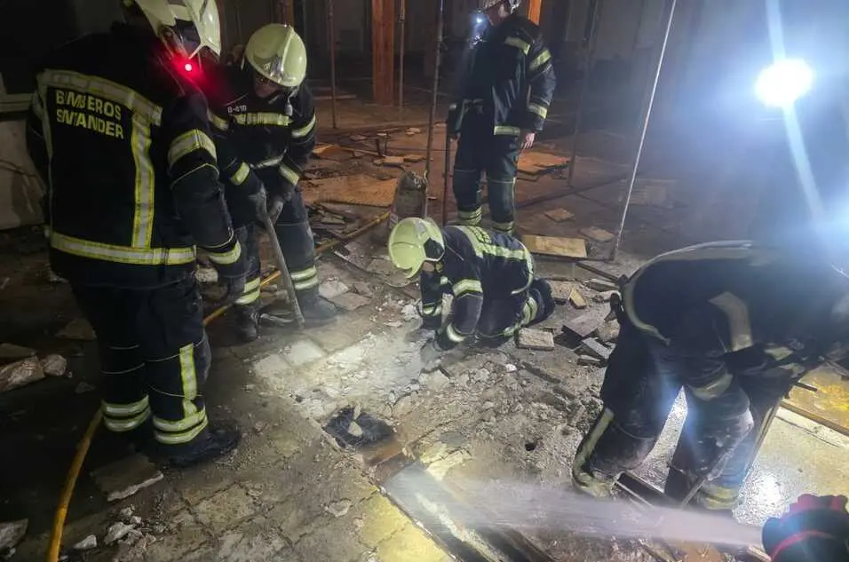 Bomberos de Santander sofocan un incendio en la calle Hern&aacute;n Cort&eacute;s. / Bomberos Santander