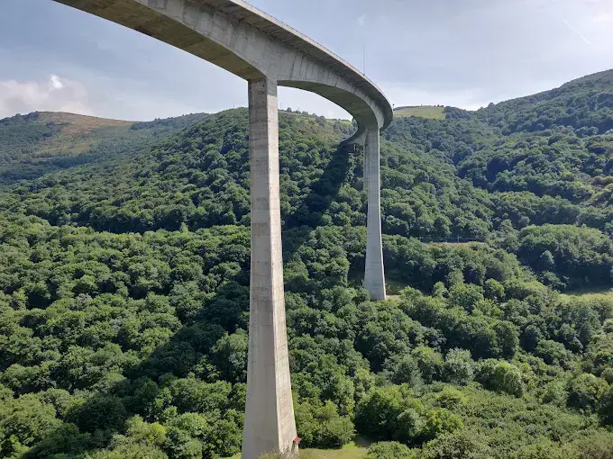 El viaducto de Montabliz es una maravilla de la ingenier&iacute;a que combina v&eacute;rtigo, belleza y naturaleza. / A.E