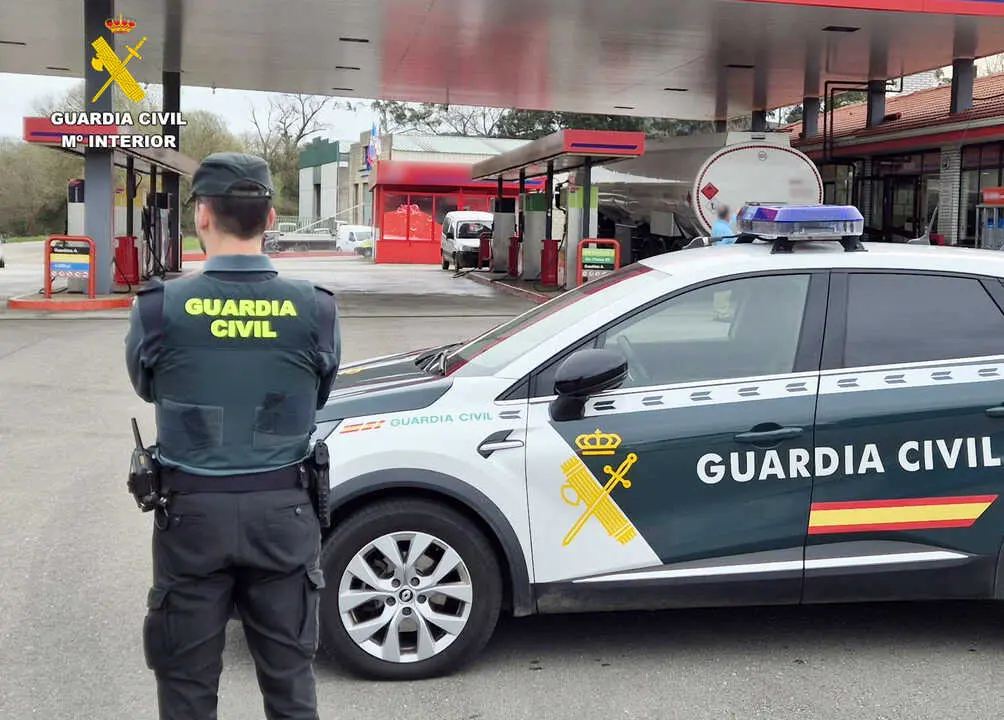 La Guardia Civil, vigila en una gasolinera. / G.C.