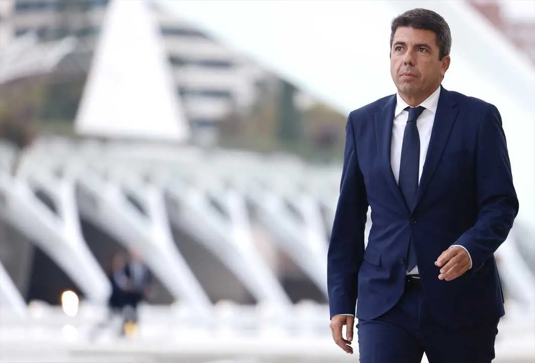 El presidente de la Generalitat valenciana, Carlos Maz&oacute;n, a su llegada al homenaje a las v&iacute;ctimas de la dana. / Rober Solsona