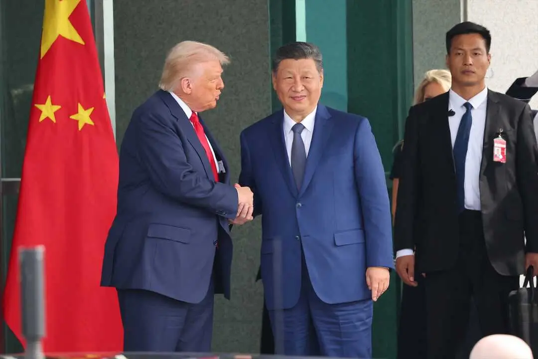 El presidente de Estados Unidos, Donald Trump (izq.), y el presidente de China, Xi Jinping, se dan la mano tras sus conversaciones en el sal&oacute;n de recepciones Naraemaru, dentro de una base de la Fuerza A&eacute;rea en la ciudad de Busan, al sureste del pa&iacute;s. / EP
