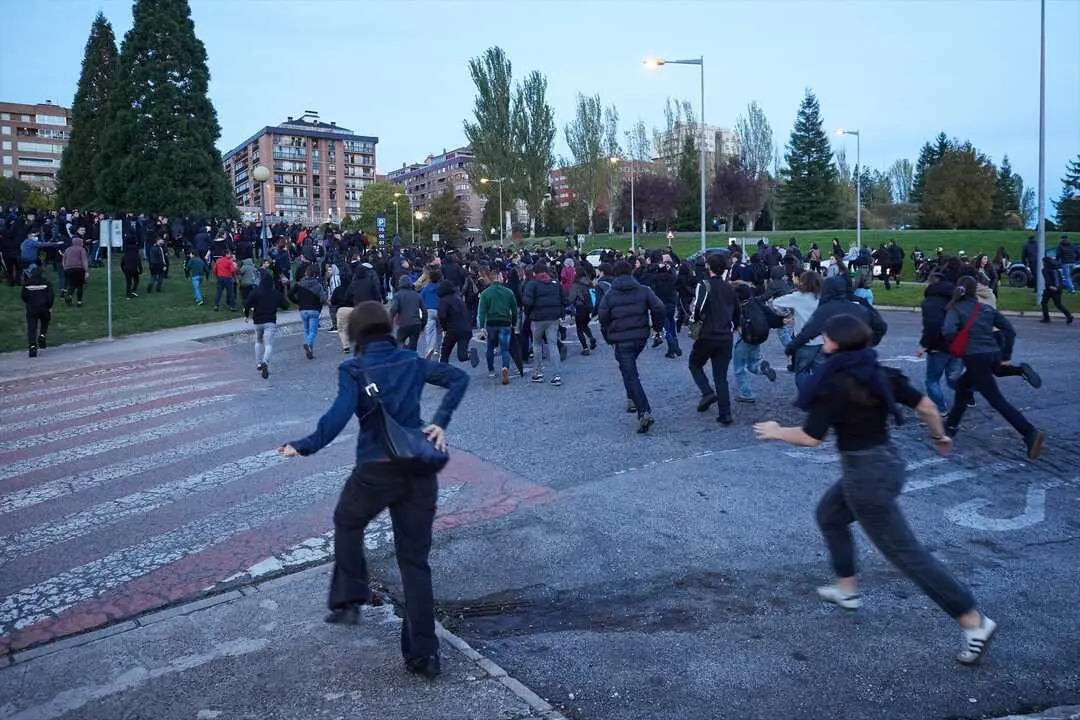 Decenas de personas corriendo tras la intervenci&oacute;n policial de las Unidades de Intervenci&oacute;n Policial (UIP) en el acto que hab&iacute;a convocado Vito Quiles en la Universidad de Navarra, a 30 de octubre de 2025, en Pamplona, Navarra (Espa&ntilde;a). El activista Vito Quiles hab&iacute;a ha anunciado la suspensi&oacute;n del acto, dentro de su tour 'Espa&ntilde;a combativa', que ten&iacute;a previsto celebrar este jueves por la tarde en el exterior de la Facultad de Comunicaci&oacute;n despu&eacute;s de que la Polic&iacute;a Nacional le haya advertido de &ldquo;la amenaza de proetarras&rdquo;, seg&uacute;n ha se&ntilde;alado el propio Quiles en un mensaje en la red social X.
Fecha: 30/10/2025. leer menos