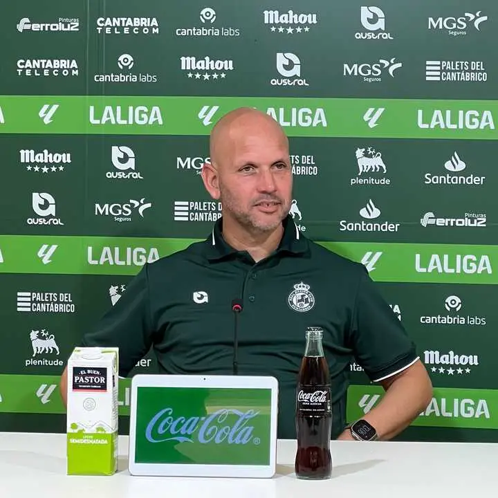 El entrenador del Racing de Santander, Jos&eacute; Alberto, en rueda de prensa. / rrc