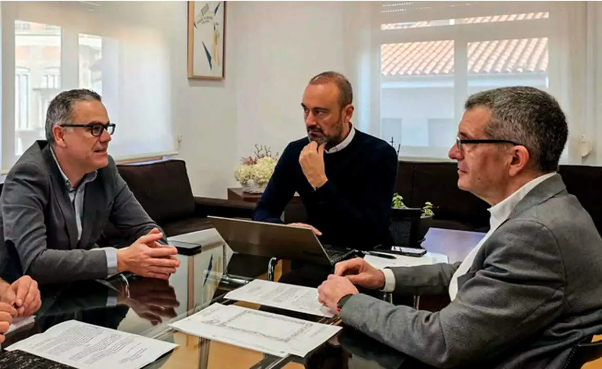 Reuni&oacute;n del alcalde L&oacute;pez Estrada y la Gimn&aacute;stica de Torrelavega el pasado 19 de marzo. / x