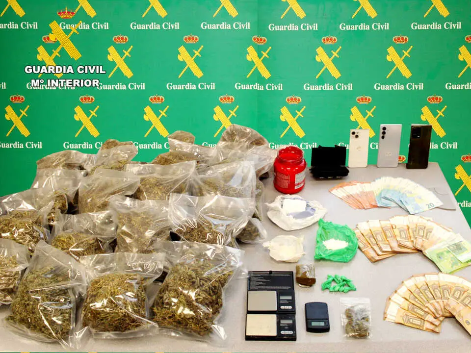 Droga y efectos intervenidos en la operaci&oacute;n. / GUARDIA CIVIL