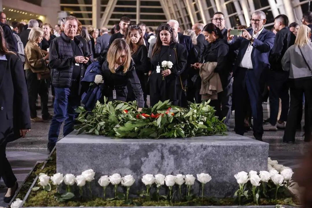 Familiares de las v&iacute;ctimas depositan rosas blancas durante el homenaje a las v&iacute;ctimas de la dana. / Rober Solsona