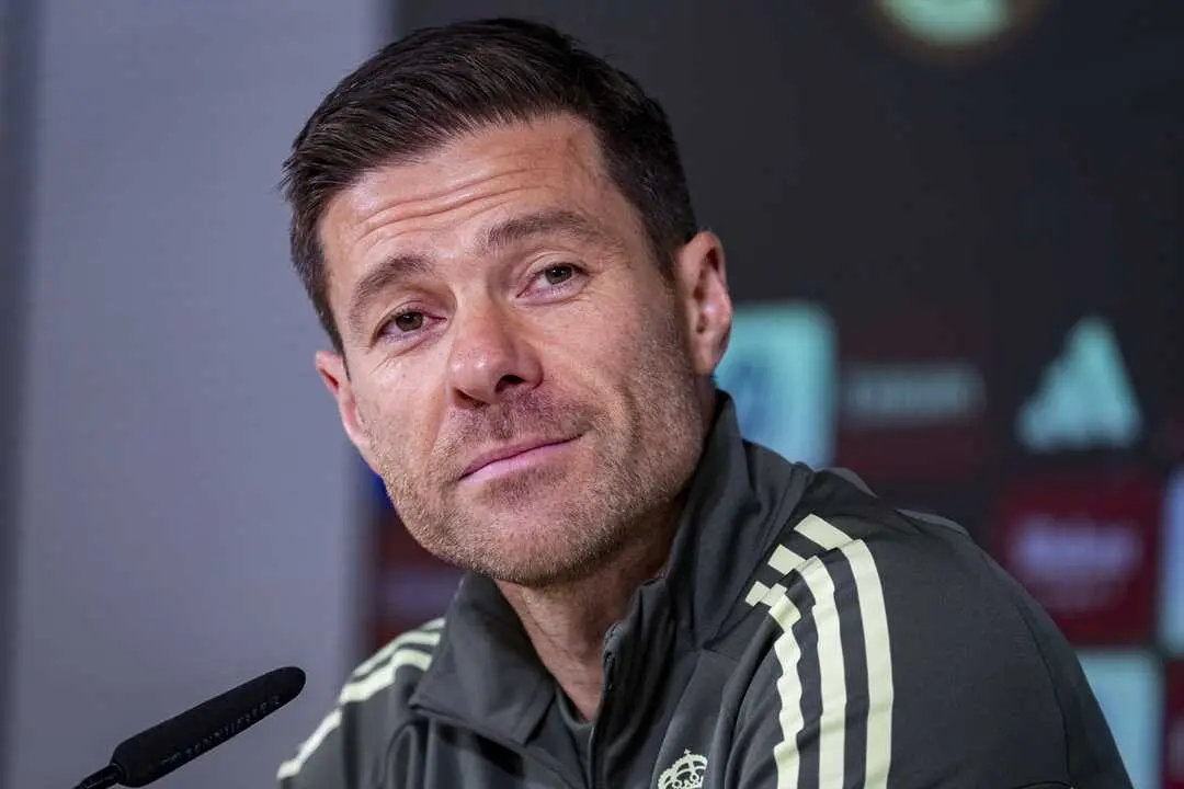 Xabi Alonso durante una rueda de prensa. / Alberto Gardin